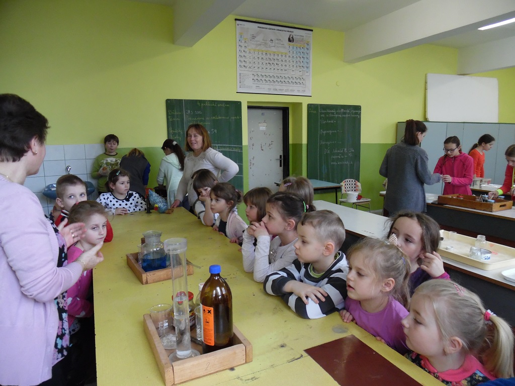 Fotogaléria Chemické pokusy - predškoláci v ZŠ (6) Chemické pokusy - predškoláci v ZŠ